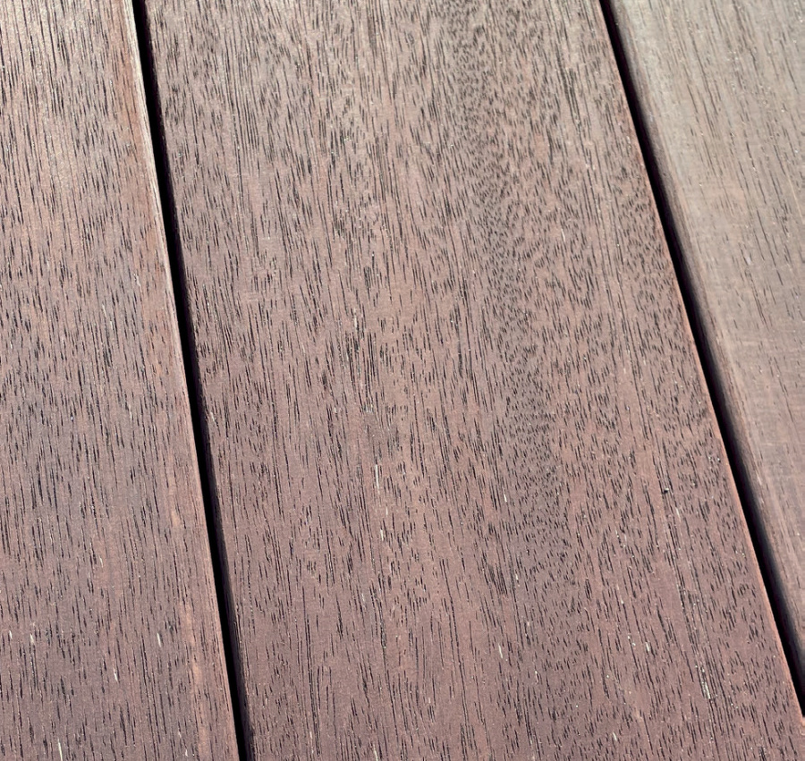 LAME DE TERRASSE EN MERBAU THERMO CHAUFFÉ LISSE 21 X 145 MM