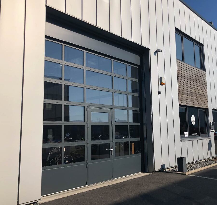 PORTES DE GARAGE SECTIONNELLES A REFOULEMENT PLAFOND INDUSTRIELLES